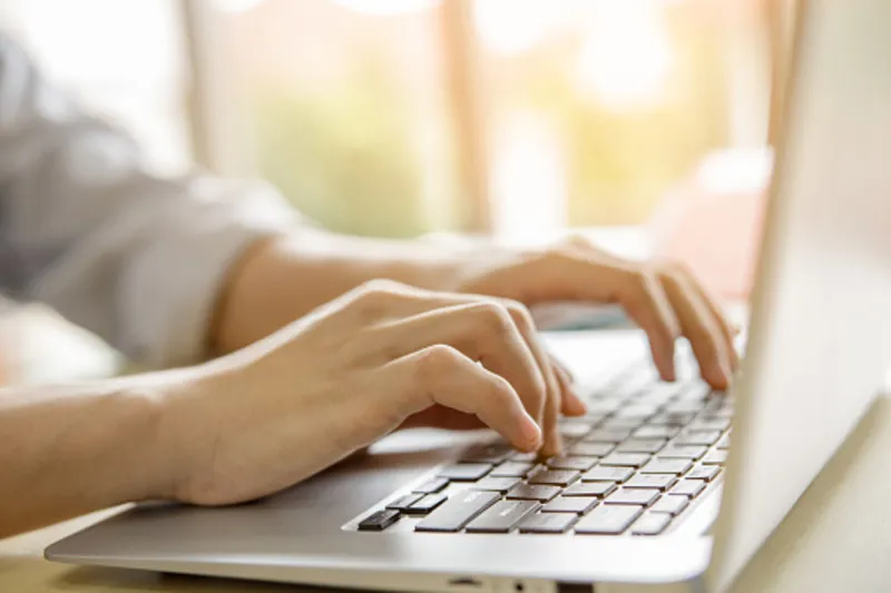 Gập màn hình laptop mà không tắt máy có làm sao không? 4 lưu ý cần biết 3 Gap man hinh laptop ma khong tat may co lam sao khong 13