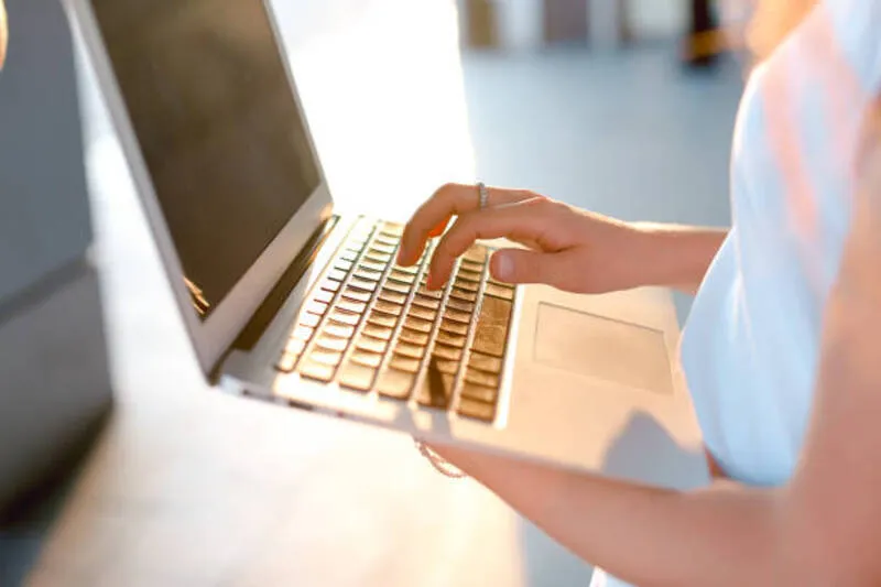 Gập màn hình laptop mà không tắt máy có làm sao không? 4 lưu ý cần biết 18 Gap man hinh laptop ma khong tat may co lam sao khong 14