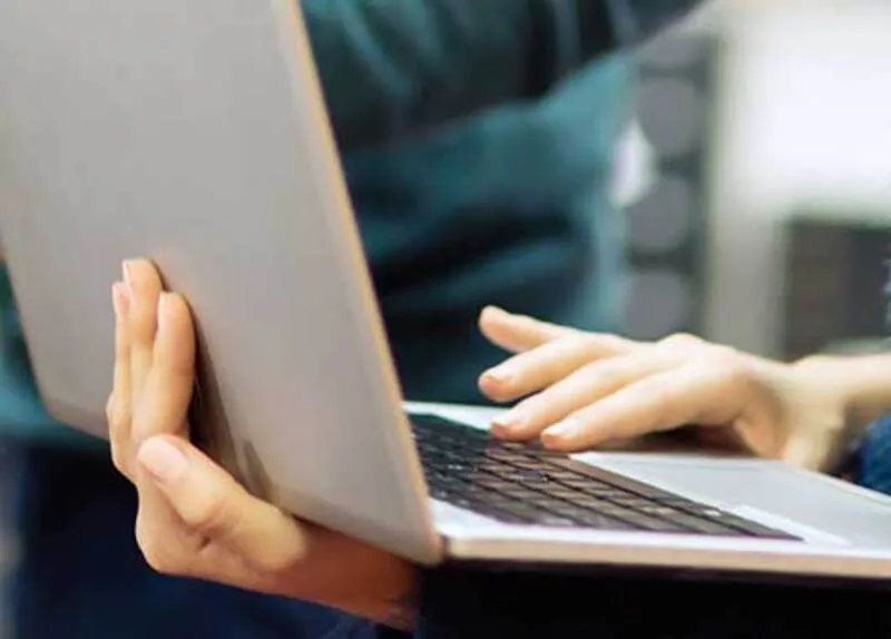 Gập màn hình laptop mà không tắt máy có làm sao không? 4 lưu ý cần biết 10 Gap man hinh laptop ma khong tat may co lam sao khong 8