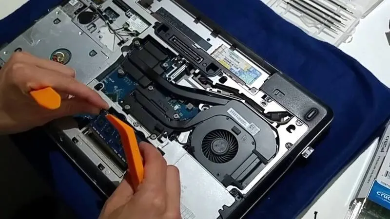 Gãy bản lề laptop có sửa được không