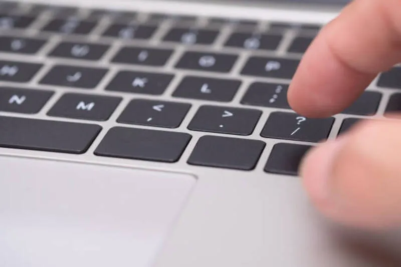 Man hinh Macbook bi nhieu 16