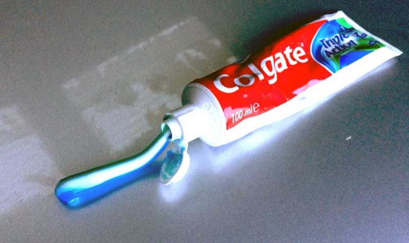 Sử dụng một chút kem đánh răng để đánh bóng vết trầy xước