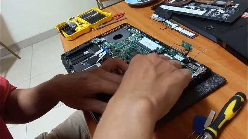 Ve sinh ben trong laptop 14