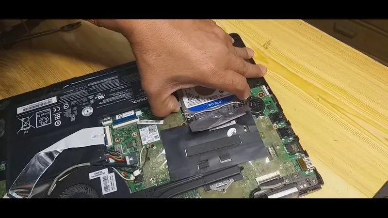 Ve sinh ben trong laptop 15