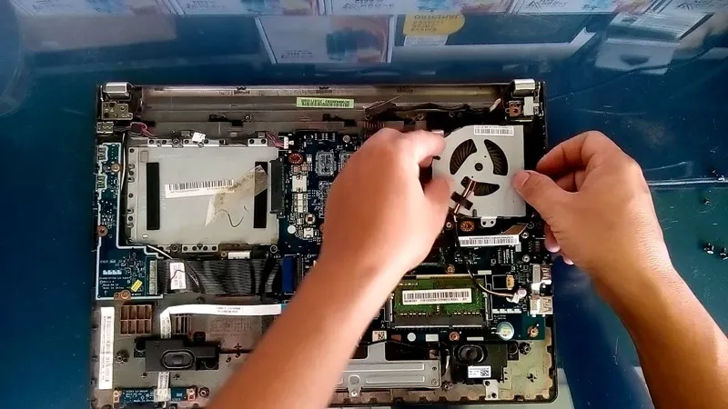 Ve sinh ben trong laptop 16