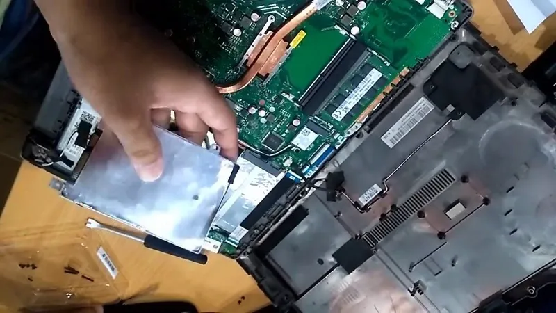 Ve sinh ben trong laptop 17