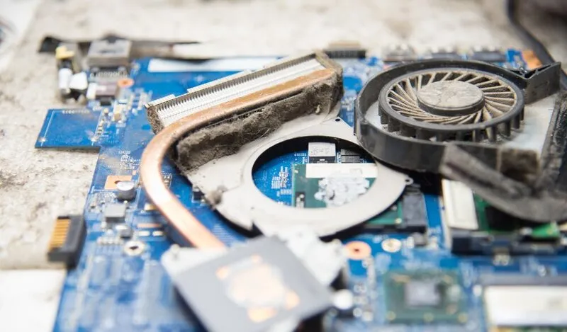 Ve sinh ben trong laptop 2
