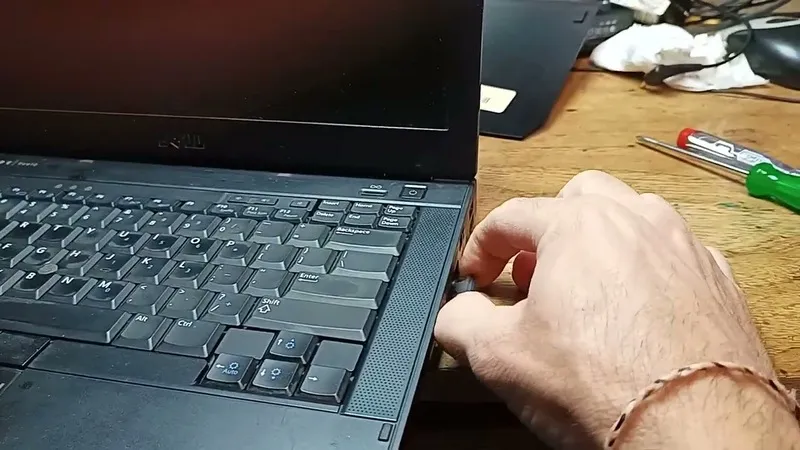 Su co cua Dell Latitude E6410 17