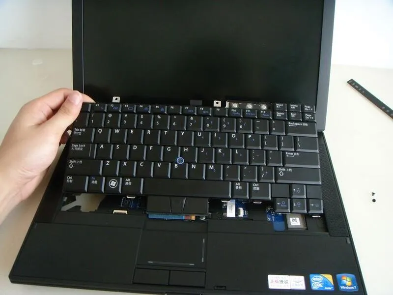 Su co cua Dell Latitude E6410 8