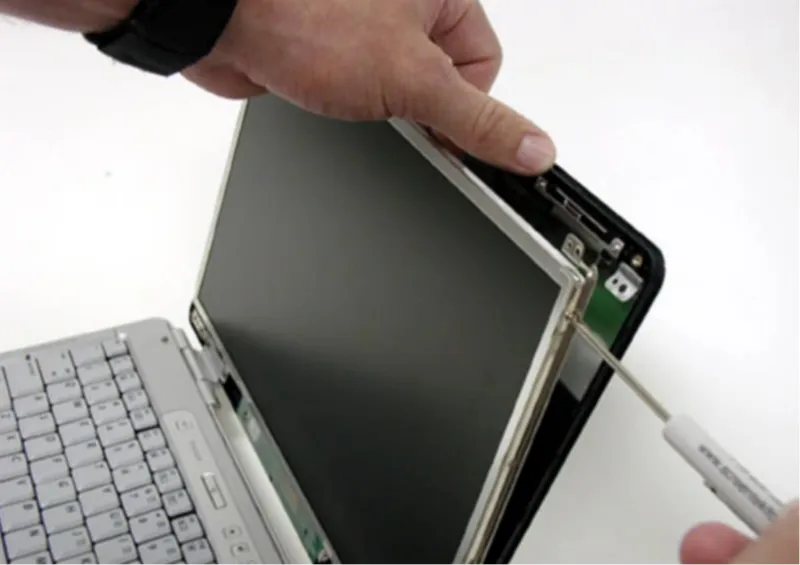 Man hinh laptop Dell bi trang xoa 2