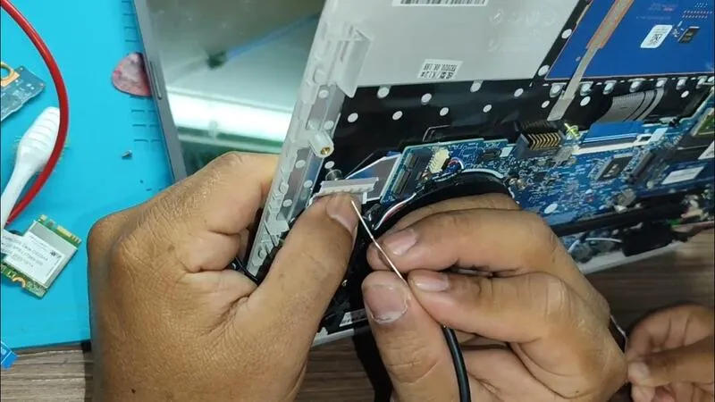 BỎ TÚI 6 bước thay cáp màn hình laptop tại nhà 17 Thay cap man hinh laptop 14