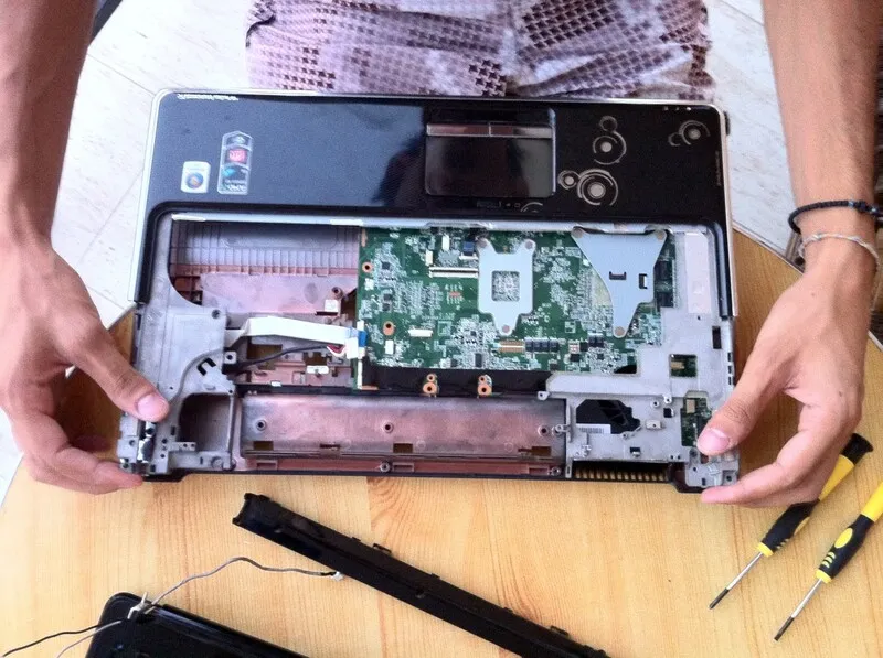 Thay mach pin laptop 10