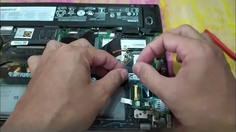 Thay mach pin laptop 14