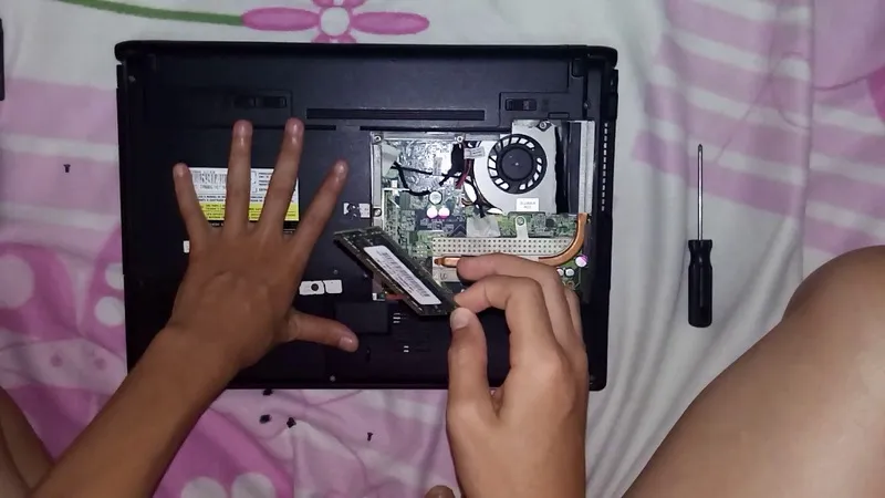 Thay quat tan nhiet laptop 7