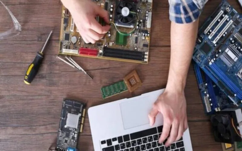 Nhận biết 7 nguyên nhân cần sửa main laptop không lên nguồn 2 Sua main laptop khong len nguon 3