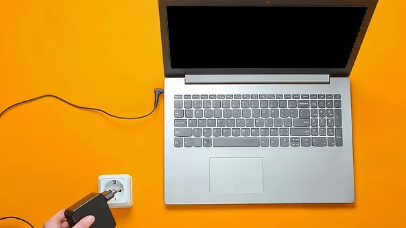 Nhận biết 7 nguyên nhân cần sửa main laptop không lên nguồn 10 Sua main laptop khong len nguon 9