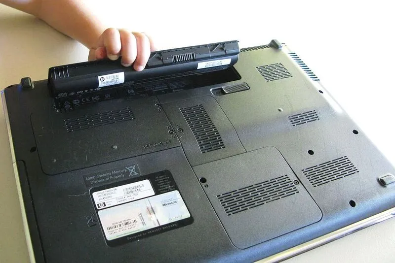 Bo pin laptop vao tu lanh co sao khong 2 1