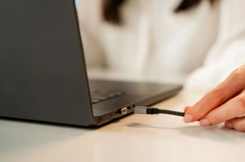 Cách dùng pin laptop không bị chai (48) Cách dùng pin laptop không bị chai (48)